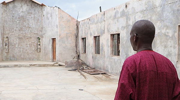 Pastor Marcos Abana, dessen Kirche im Nordosten Nigerias von Boko Haram zerstört wurde