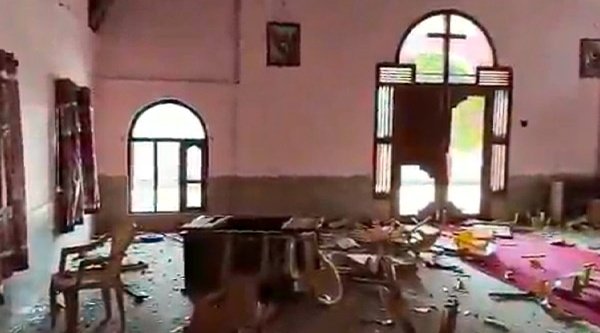 Spuren der Verwüstung nach dem Angriff auf eine Kirche