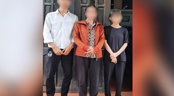 Pastor Phucs Witwe und ihre beiden Söhne