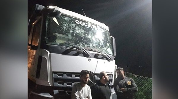 Drei Männer aus Ägypten stehen vor einem beschädigten Lkw