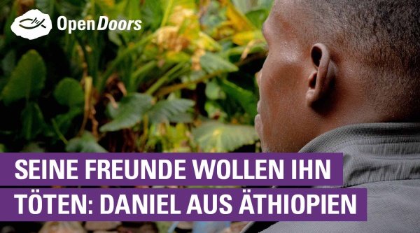 Daniel aus Äthiopien sitzt mit dem Rücken zum Betrachter