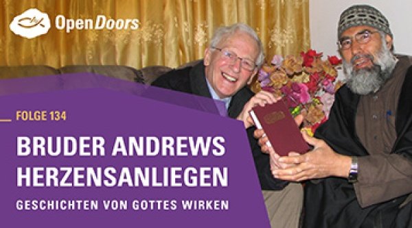 Bruder Andrew hält mit einem weiteren Mann eine Bibel in den Händen