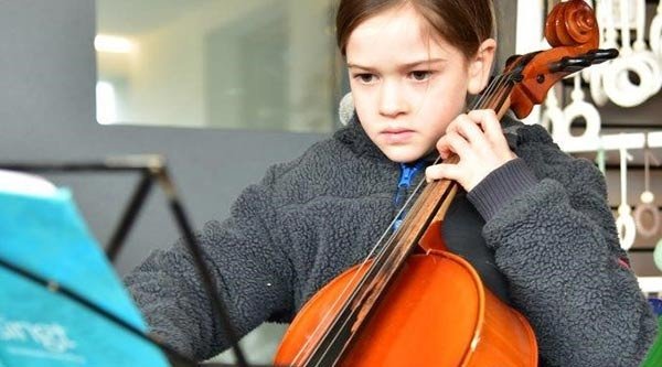 Die neunjährige Jemia spielt auf ihrem Cello