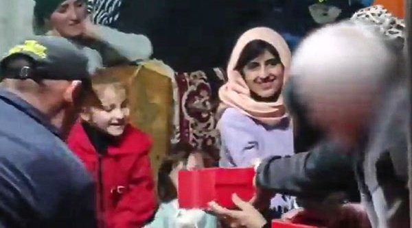 Eine Familie aus Zentralasien freut sich über Geschenke