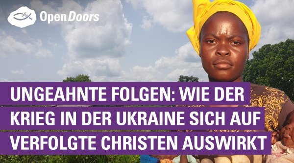 Frau mit strengem Blick und gelbem Kopftuch vor bewölktem Himmel