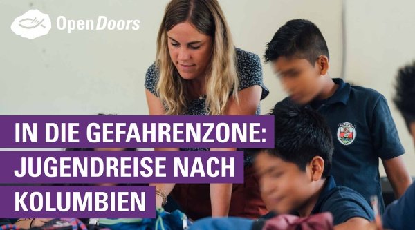 Eine blonde Frau und dunkelhaarige Kinder schauen fokussiert auf einen Punkt unterhalb des Bildes. Darüber liegt der Schriftzug: "In die Gefahrenzone: Jugendreise nach Kolumbien"