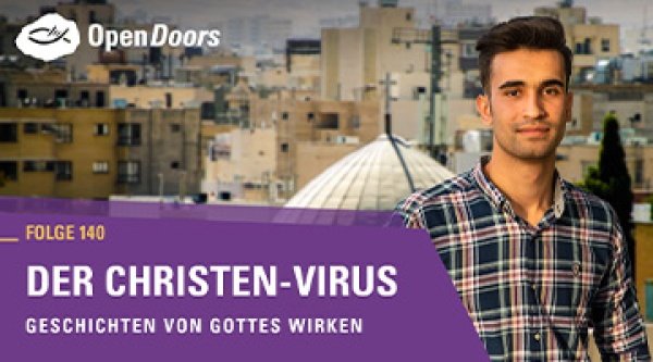 Junger Mann mit kariertem Hemd vor einer Stadt im Nahen Osten.