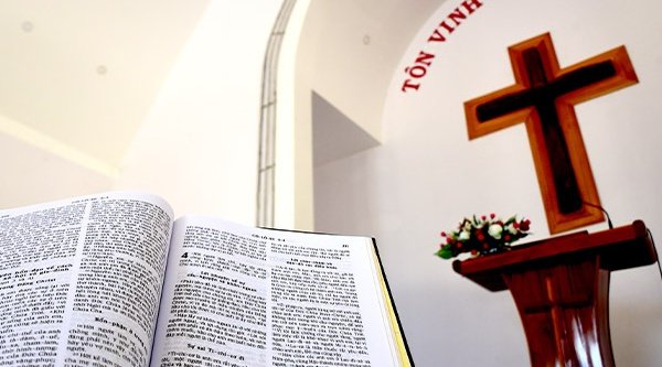 Ein Bild von einer Bibel und einem Kreuz 