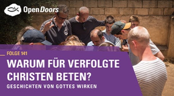 George betet mit anderen Christen gemeinsam in einem Kreis