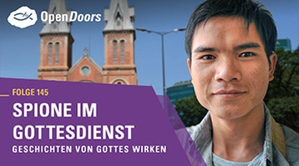 Ein Mann aus Vietnam steht vor einem großen Kirchengebäude