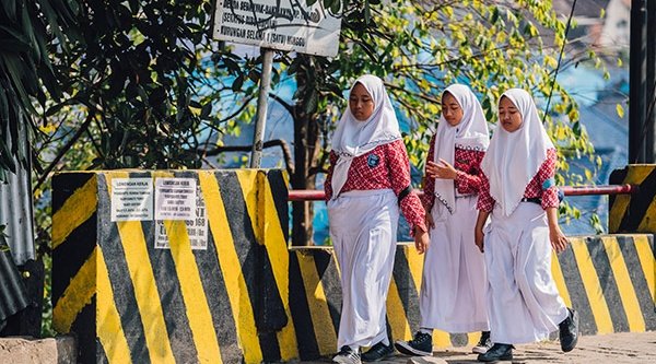 Mädchen in Indonesien auf ihrem Weg zur Schule (Symbolbild)