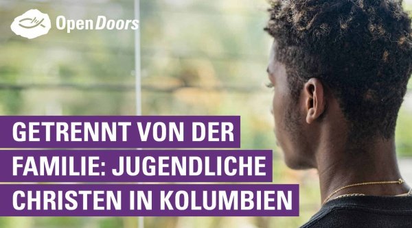 Mann schaut in die Ferne