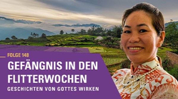 Eine Frau aus Vietnam steht vor einer Landschaft mit Reisfeldern