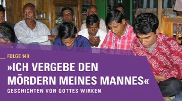 Männer auf dem Boden sitzend und in gebückter Haltung beim Beten