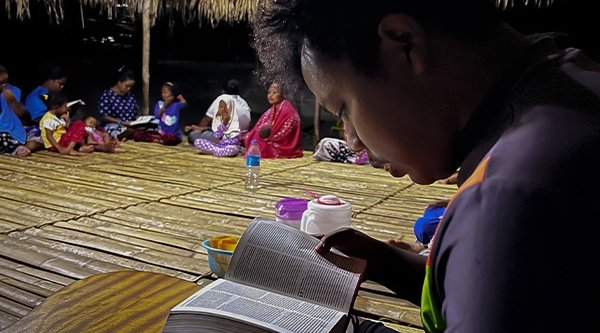 Vertriebene Christen im gemeinsamen Bibelstudium
