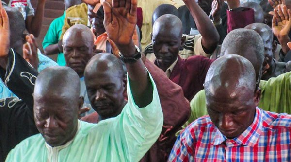 Einige Eltern entführter „Chibok-Mädchen“ beten gemeinsam