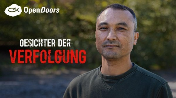 Ein Mann aus Afghanistan steht vor einigen Bäumen