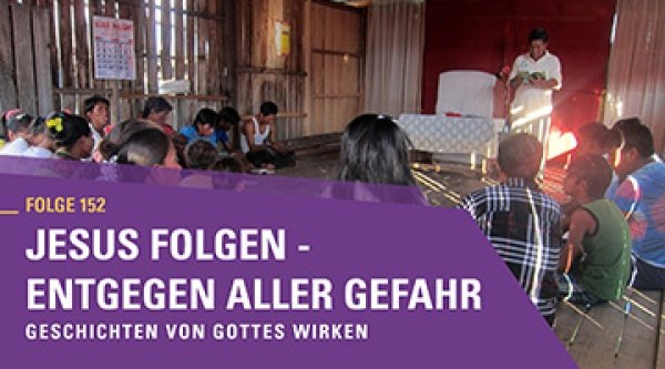 Gemeinde feiert gemeinsam Gottesdienst