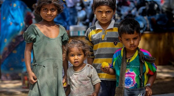Gerade unter den kastenlosen Dalit kommen viele zum Glauben an Jesus – aus Sicht der Machthaber eine Bedrohung (Im Bild: wartende Dalit-Kinder)
