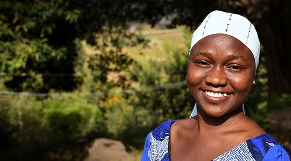 Eine afrikanische Frau lächelt in die Kamera
