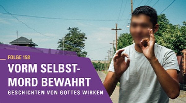 Ein Mann mit unkenntlich gemachtem Gesicht gestikuliert mit seinen Händen während er redet