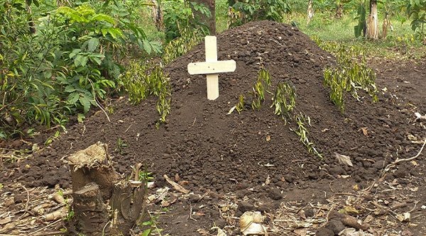 Aminas Grab mit dem Kreuz – sichtbares Zeichen der Hoffnung mit der sie aus diesem Leben ging.