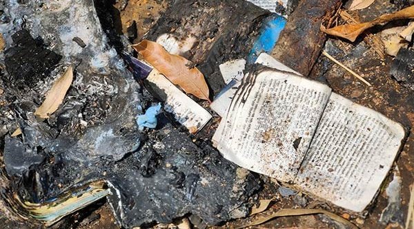 Inzwischen wurden in Manipur Hunderte Kirchen zerstört. Im Bild: verbrannte Bibeln