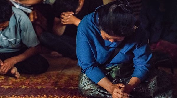 Eine christliche Familie in Laos beim gemeinsamen Gebet