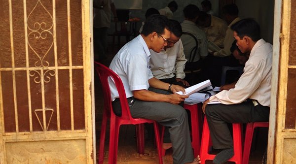 Christen einer vietnamesischen Hauskirchengemeinde treffen sich zum gemeinsamen Bibellesen 