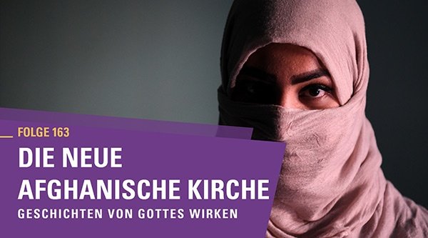 Gesicht einer jungen Frau aus Saudi-Arabien mit einem rosa Schleier