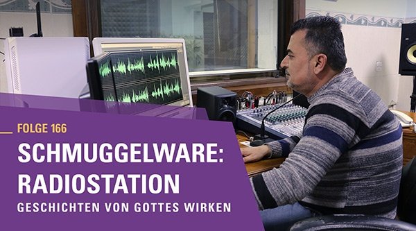 Ein Mann aus dem Nahen Osten sitzt vor den Geräten einer Radiostation und arbeitet