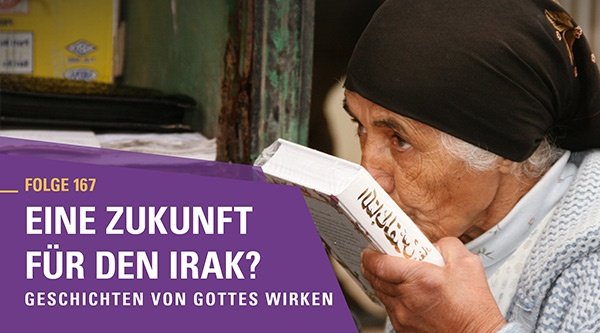 Eine alte Frau mit schwarzem Kopftuch küsst eine weiße Bibel