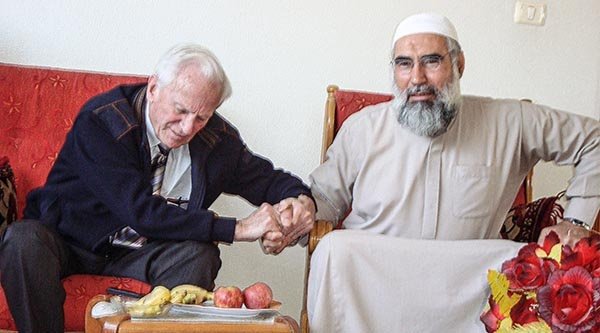 Besuch in Gaza 2008: Bruder Andrew betet für Abdallah Al-Shami damals einer der führenden Köpfe des „Islamischen Dschihad“