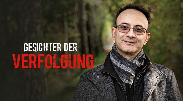 Porträt eines Mannes mit einem Schal und Brille im Wald