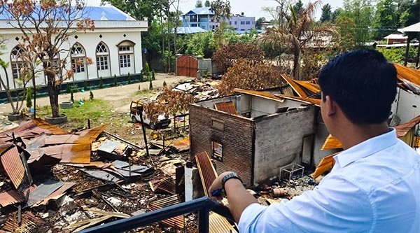 Person blickt auf eine zerstörte Kirche herab