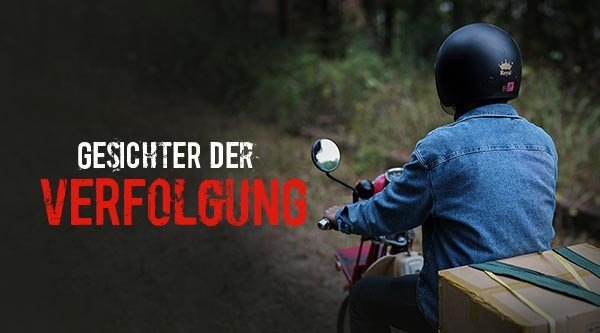 Ein Mann von hinten auf einem Motorrad sitzend