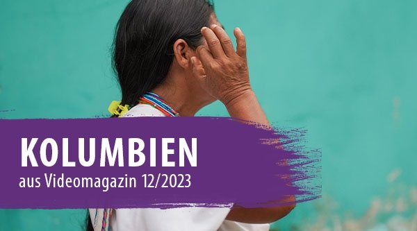 Eine lateinamerikanische Frau von der Seite hält ihre Hand vor das Gesicht