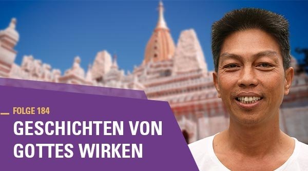 Porträt eines Mannes vor einer Stadtsilhouette