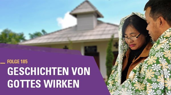 Eon Mann und eine Frau stehen vor einem Haus und blicken nach unten