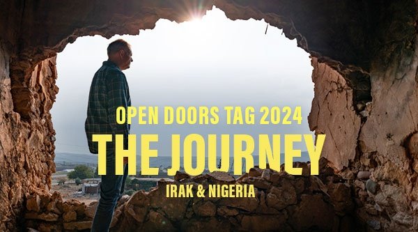 Markus Rode läuft aus der Öffnung eines zerstörten Hauses in helles Licht hinein, davor der Schriftzug des Open Doors Tags 2024 zu Nigeria und Irak