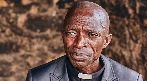 Portrait eines afrikanischen Mannes mit traurigem Gesichtsausdruck