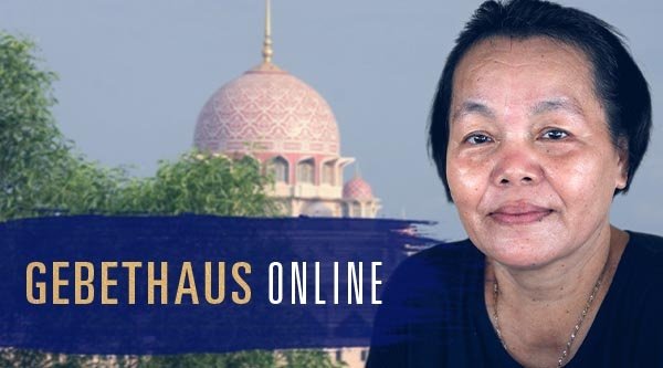 Porträt einer älteren Frau vor einem prunkvollen Gebäude