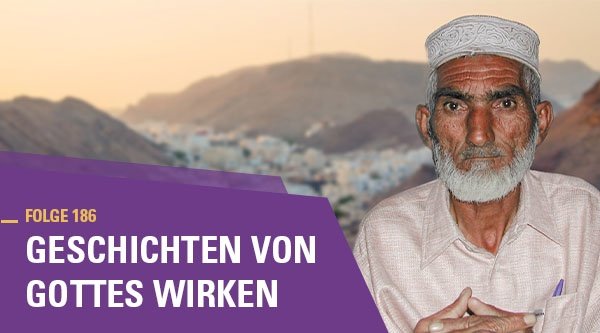 Porträt eines älteren Mannes vor einer Stadt im Tal