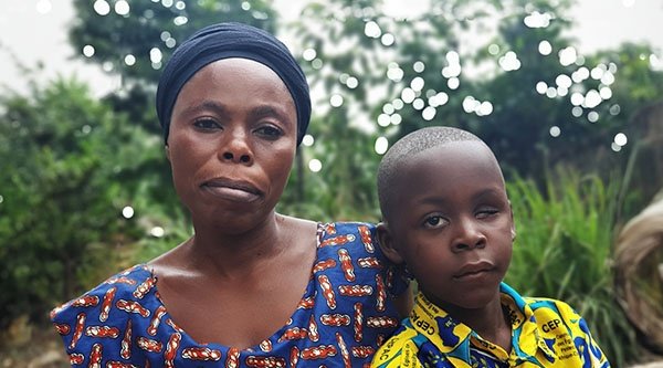 Portrait einer afrikanischen Frau und eines afrikanischen Jungen.