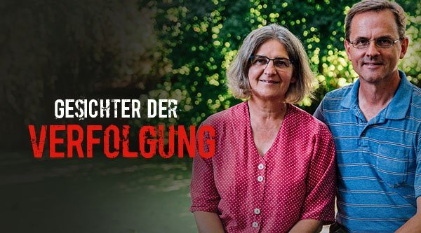 Eine Frau und ein Mann stehen beieinander und lächeln