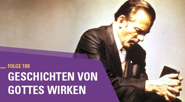 Bruder Andrew betet mit einer Bibel in den Händen