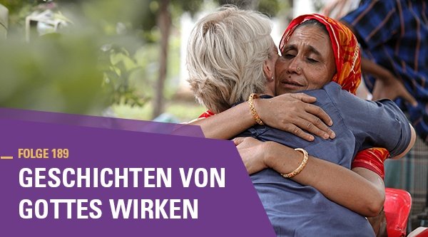 Eine westliche Frau und eine indische Frau umarmen sich