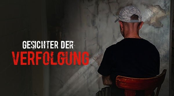 Ein Christ aus dem Irak berichtet in einem dunklen Raum von seiner Geschichte