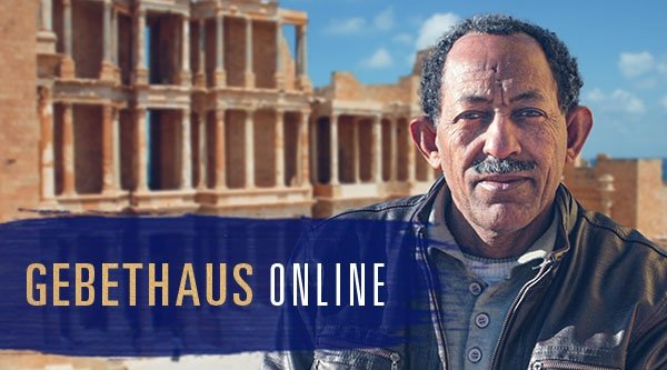 Ein Mann vor einer Ruine