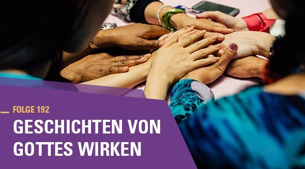 Viele Personen halten ihre Hände zusammen